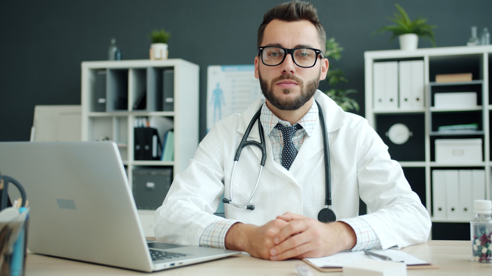 Clinician using the Pulscribe platform